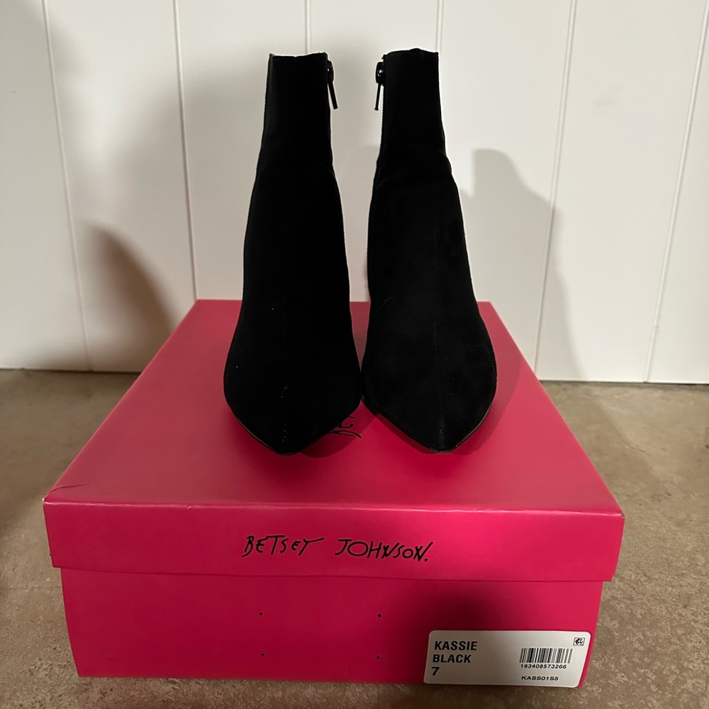 Betsey Johnson Kassie black bootie in size 7